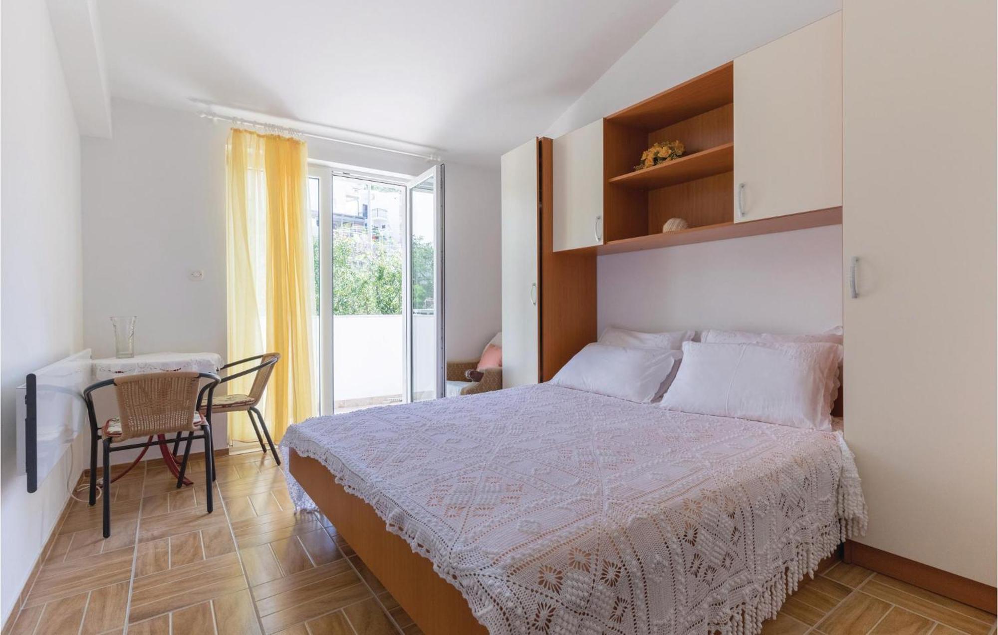2 Bedroom Lovely Apartment In Komarna Klek Bagian luar foto